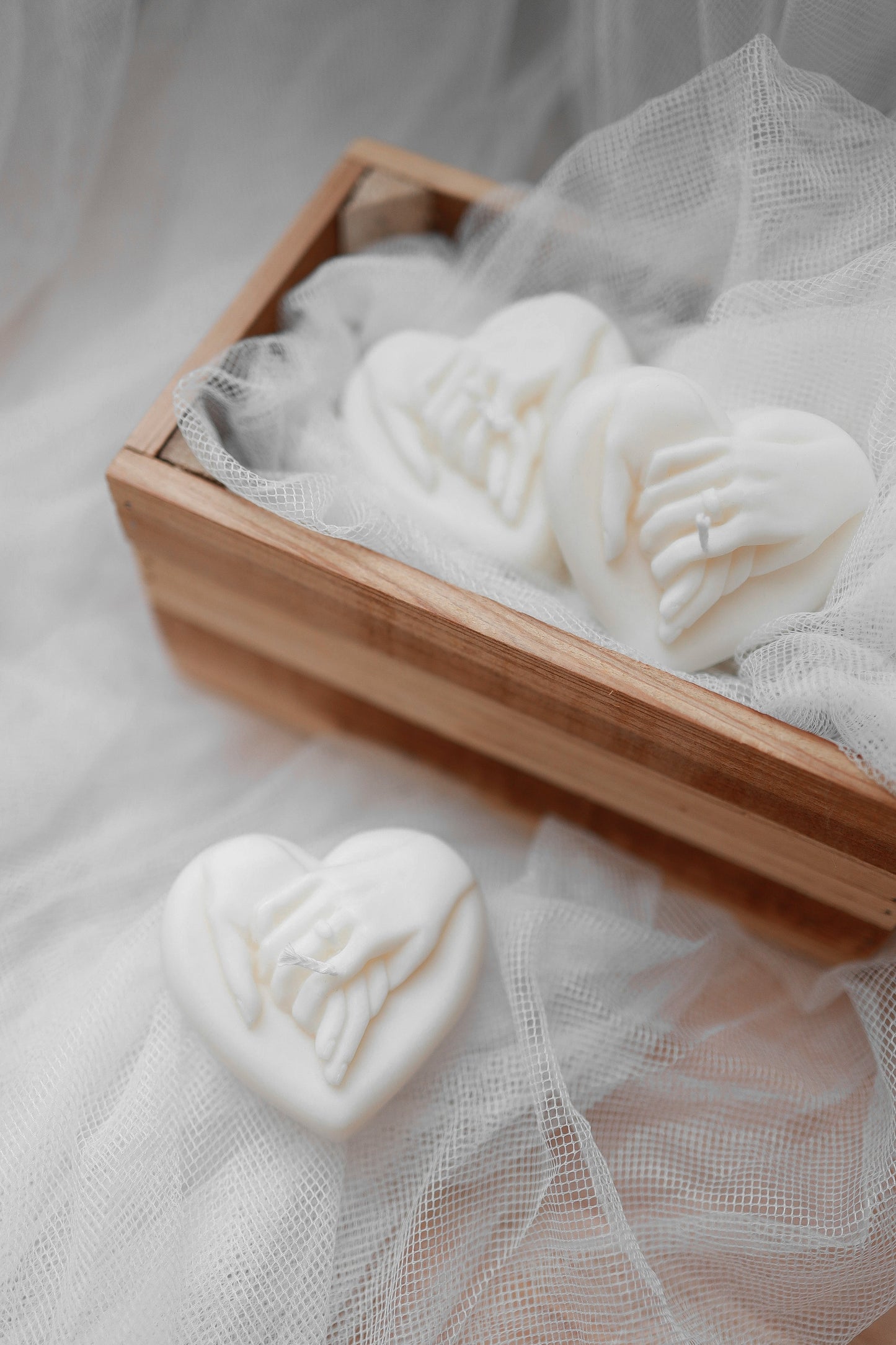 Mini bougie coeur mains avec alliance personnalisable