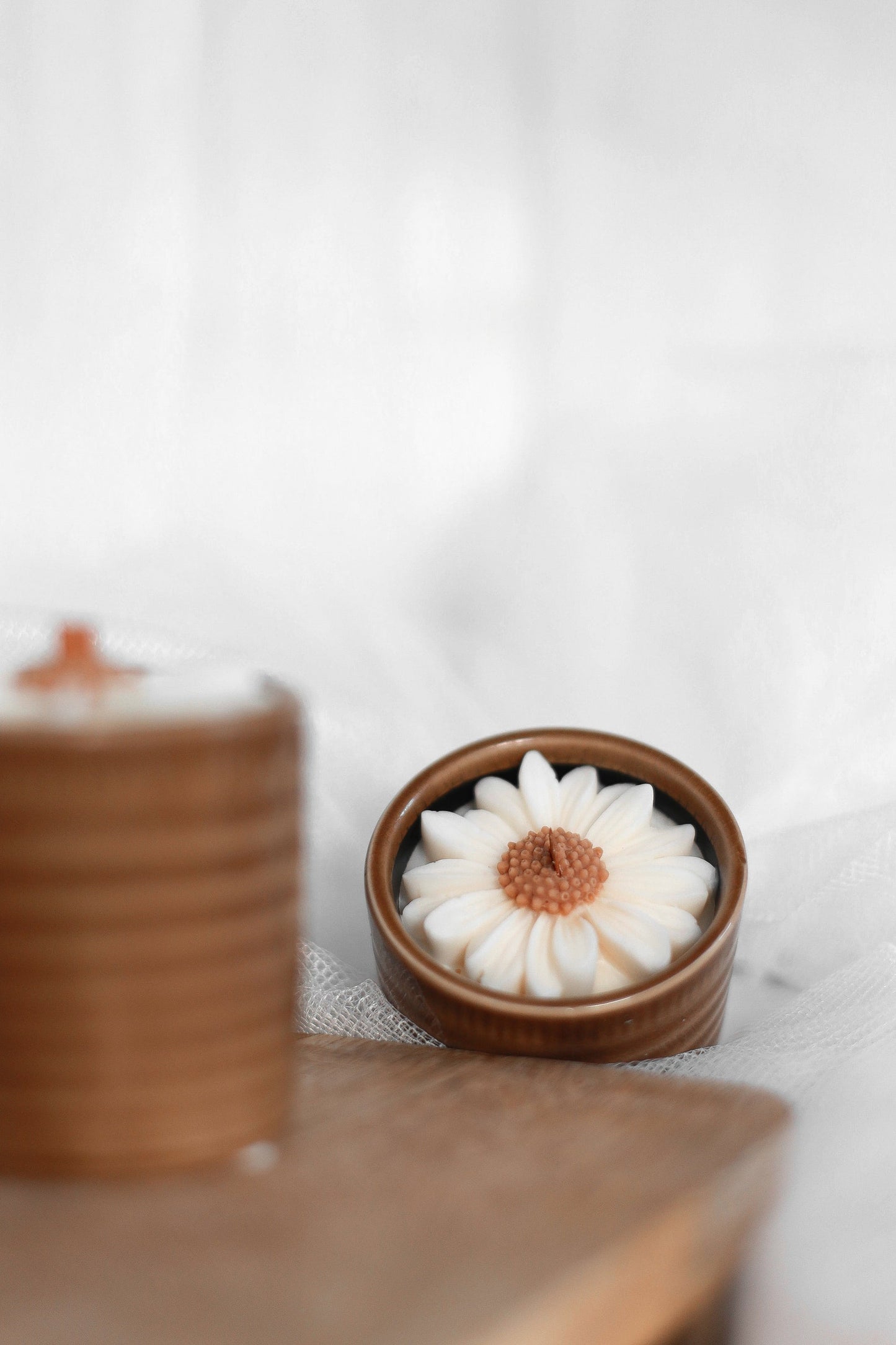 Bougie décorative pot marguerite en céramique (édition limitée)